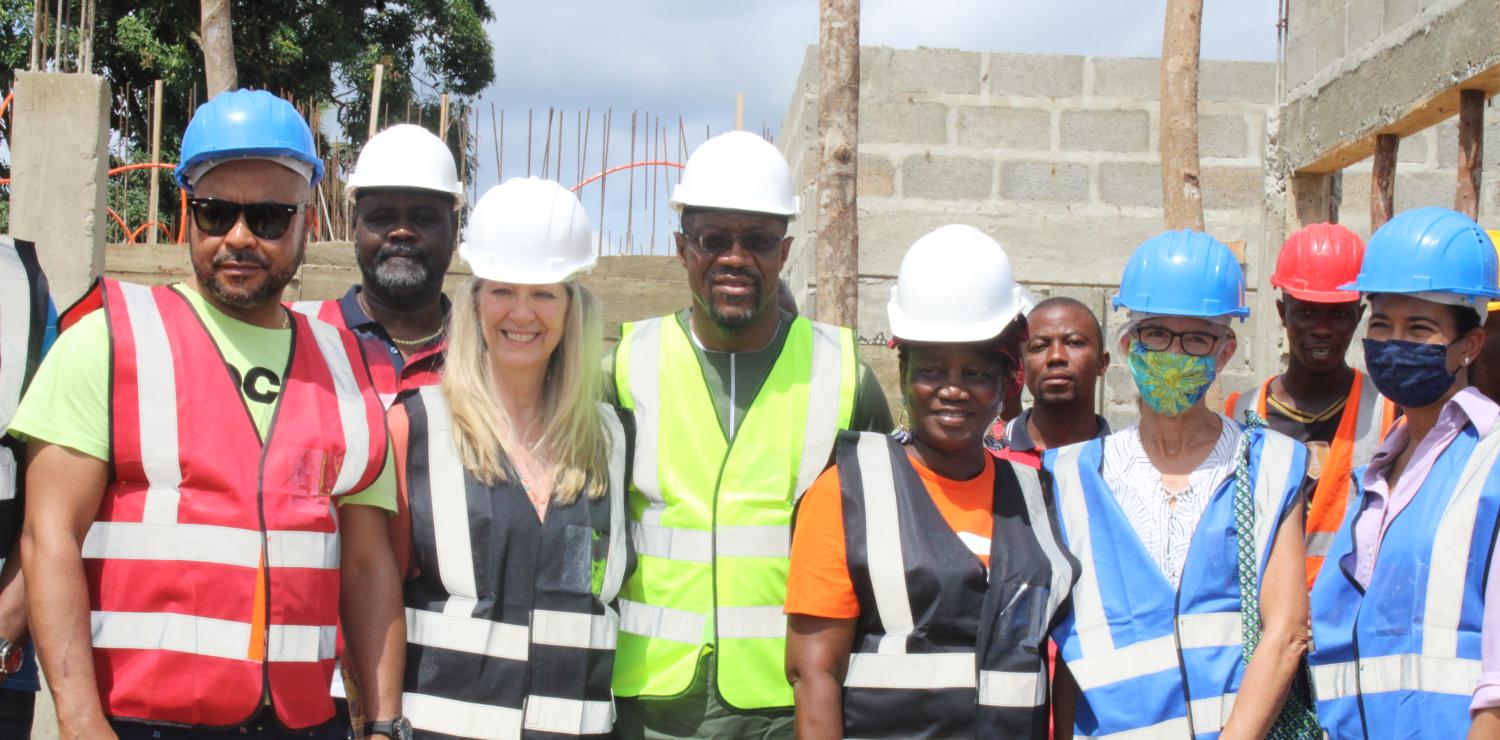 EG Tarlue (middle) sandwiched by USAID and Bong Co. officials Photo Credit: CBL