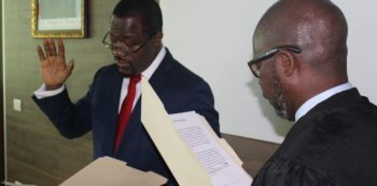 Hon. Tarlue Taking the Oath of Fidelity and Secrecy