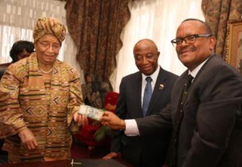 Governor Weeks presenting to President Sirleaf